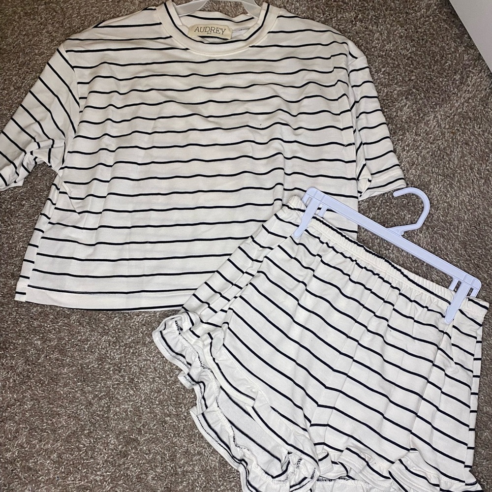 Black and white striped lounge set - Picture 10 of 10